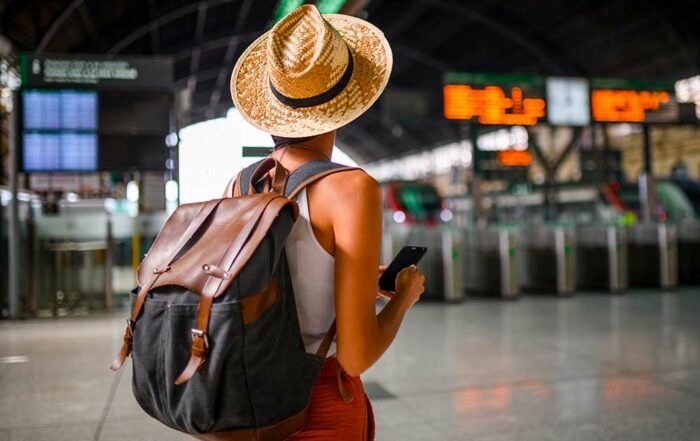 Viaggiatrice in una stazione dei treni