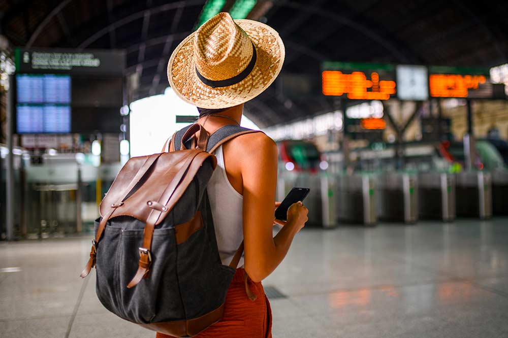 Viaggiatrice in una stazione dei treni